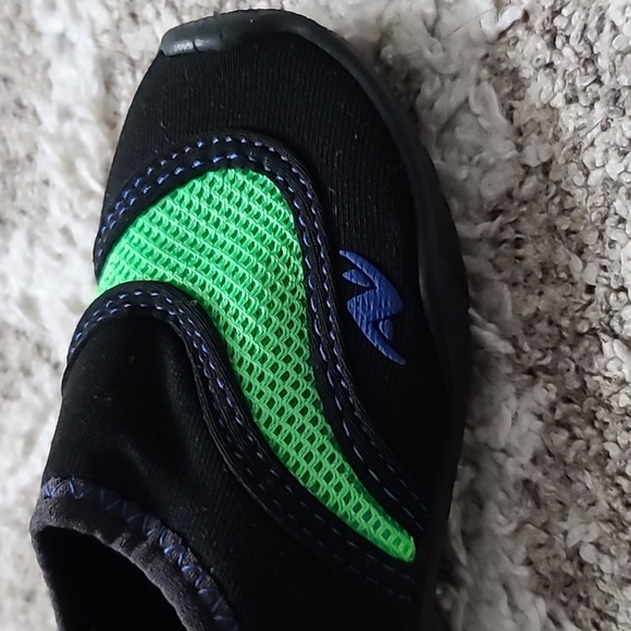 10 for $25 - Athletic Works Toddler Size 5/6 Water Shoes with Rubber Soles - Picture 4 of 8
